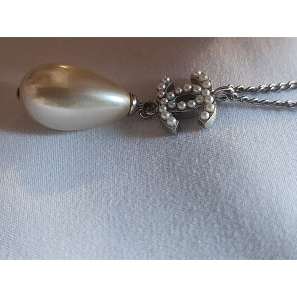 US BASED Authentic Vintage Chanel CC Faux Pearl Drop Pendant Necklace - Picture 6 of 10